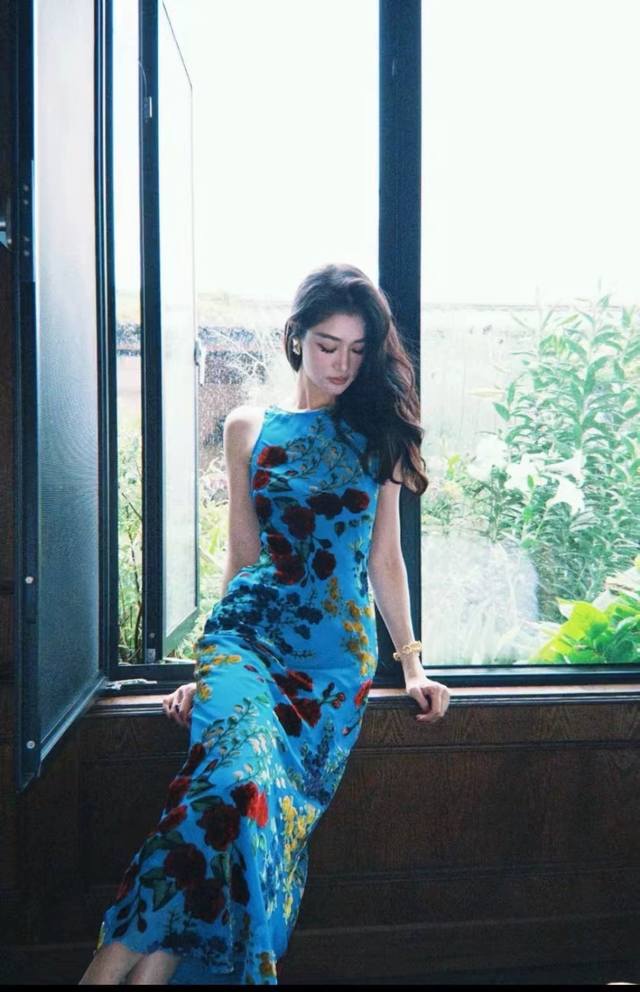 爆款丝绒烧花斜裁长裙氛围美人”爆款真丝丝绒蓝色碎花连衣裙，把复古与性感拿捏得恰到好处 高级感缎面材质，顺滑垂坠，勾勒曼妙曲线，无袖设计凸显肩颈线条，复古印花像把