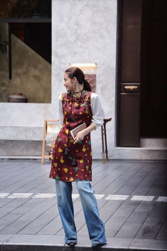 强推香云纱爆款重磅独特的香云纱葫芦裙 采用珍贵的香云面料经过复杂工艺制成 手感柔软且富有质感上身尽显东方韵味 浓郁的酒红色底色上点缀着栩栩如生的葫芦印花色彩明艳