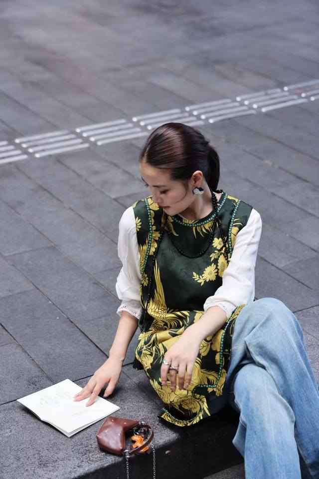 爆款大量现货主推爆款100%人丝马甲裙 深沉墨绿底色与明艳的金黄花卉 宛如一幅流动的东方画卷 丝绸般的顺滑触感与独特光泽上身尽显高贵气质 宽松直筒版型巧妙修饰身