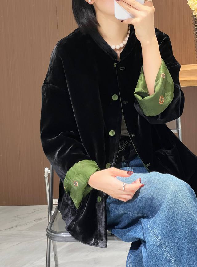 爆款上新 新中式洋气双面穿真丝丝绒外套 爆款花型 洋气时髦 百搭款式 面料:100真丝丝绒 100真丝香云纱 颜色:图片色 尺码:S--Xxl