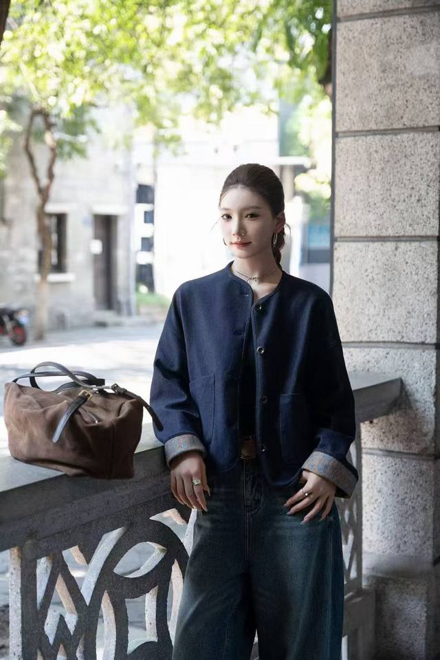 极简慵懒廓形双面穿外套，深邃沉稳的藏蓝色简约大气，单排扣设计利落又干练 ，精致纹理低调高级。Smlxl