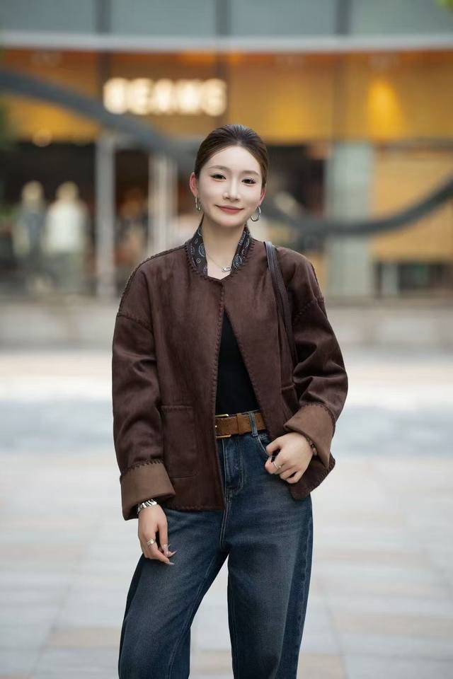 慵懒松弛廓形羊皮绒外套，细腻羊皮质感温暖细腻，宽松的轮廓演绎独优雅腔调。Smlxl