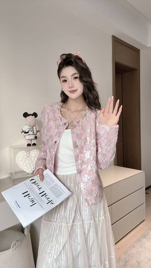 浪漫唯美感重工钉珠外套，粉调粗花呢缀满闪片，领口钉珠如星河洒落精致又梦幻，短款版型利落显高打造甜奢风。Smlxl