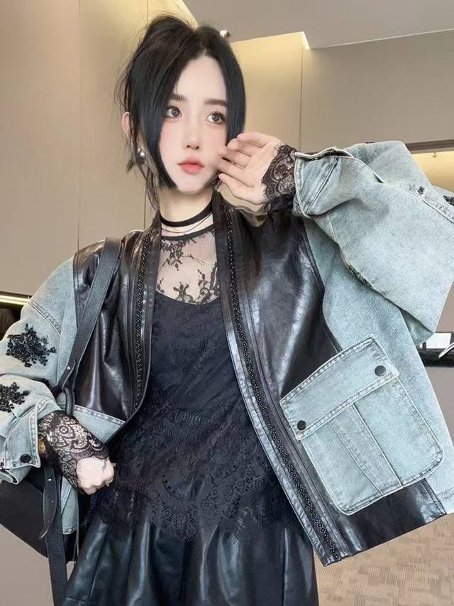 欧货高端设计感拼皮牛仔外套，水洗牛仔的复古感搭配皮革的酷飒，精致刺绣细节满满超吸睛，穿上直接Slay。Smlxl