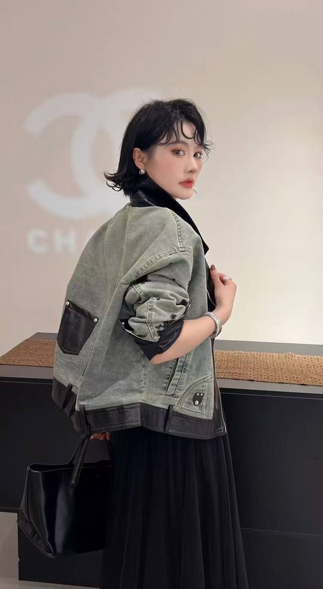 高级复古重工钉珠牛仔拼皮外套水洗牛仔与质感皮革拼接复古又酷飒，精致刺绣点缀超吸睛，宽松版型时髦精致。Smlxl