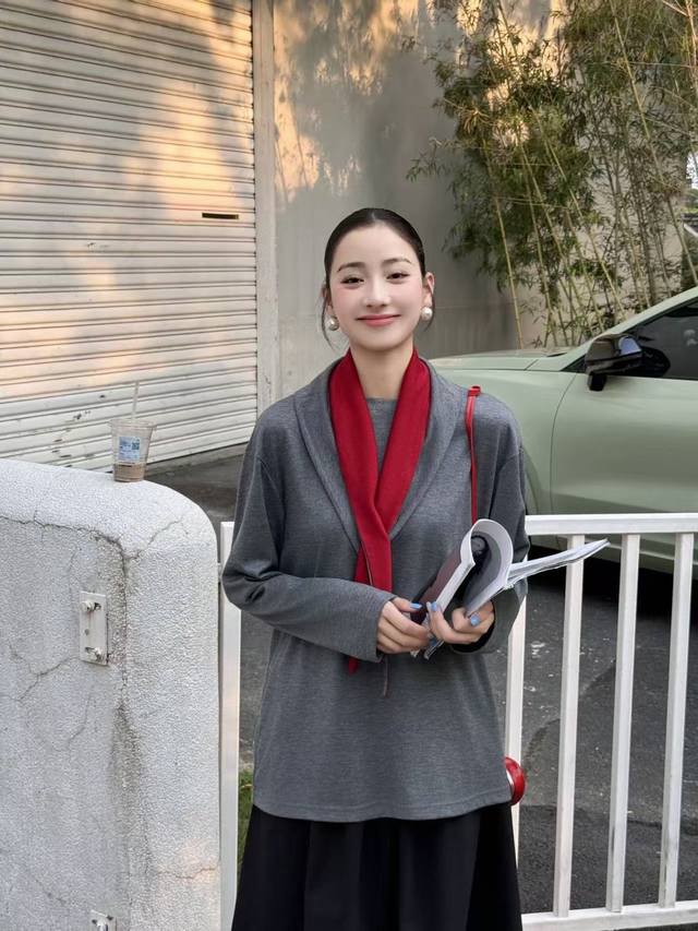 慵懒松弛感纸片人大版T，简约版型超百搭，质感面料柔软搭配围巾。单穿Or叠穿上身自带优雅气质。灰色 白色 Smlxl