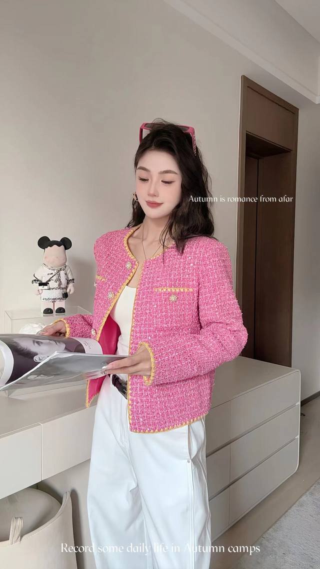 精致奢华绝美小香外套，柔和粉调自带温柔滤镜，纹理精致又高级，金色镶边与纽扣点缀提升奢华感，圆领设计衬得脖颈纤长。Smlxl