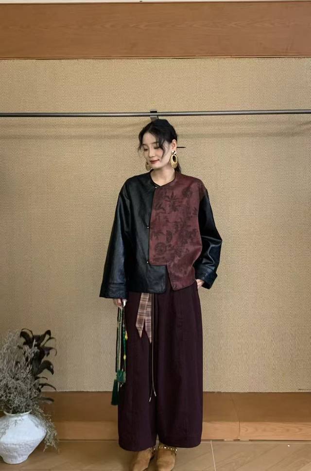 中式设计大爆款拼皮外套，黑色皮质酷飒不羁。油丝面料韵味悠长，袖口精致纹样祥瑞精致，很让人心动的单品外套。Smlxl