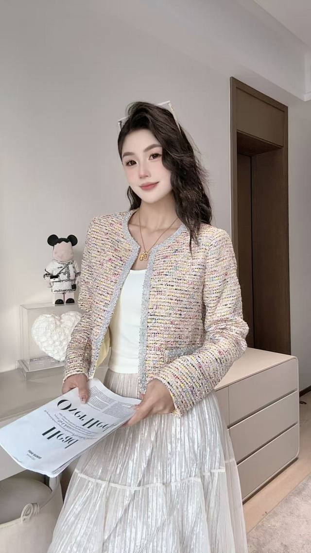 浪漫精致重工钉珠气质外套，面料彩线交织如打翻颜料盘，银边镶钻似星河洒落精致感直接拉满，甜奢氛围瞬间拉满。Smlxl