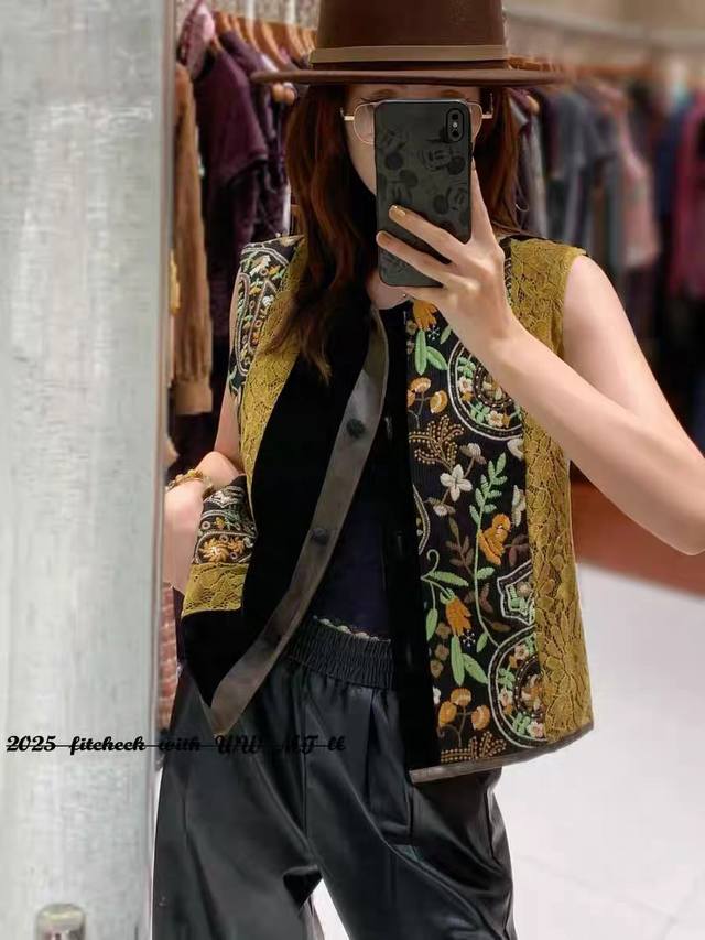 高品质，民族风重工丝绒拼接蕾丝拼接蛋白皮轻奢重工刺绣马甲，Smlxl