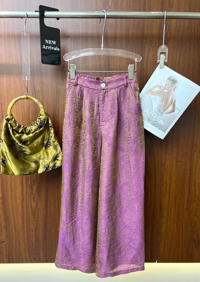 独家原创精品高级气质浮光锦新中式九分裤 垂坠丝滑高腰阔腿裤，搭配精致光泽细闪做旧复古，既有纯色的基础百搭，又被赋予无限氛围层次，张弛廓形的层次 迎合各种身材，感