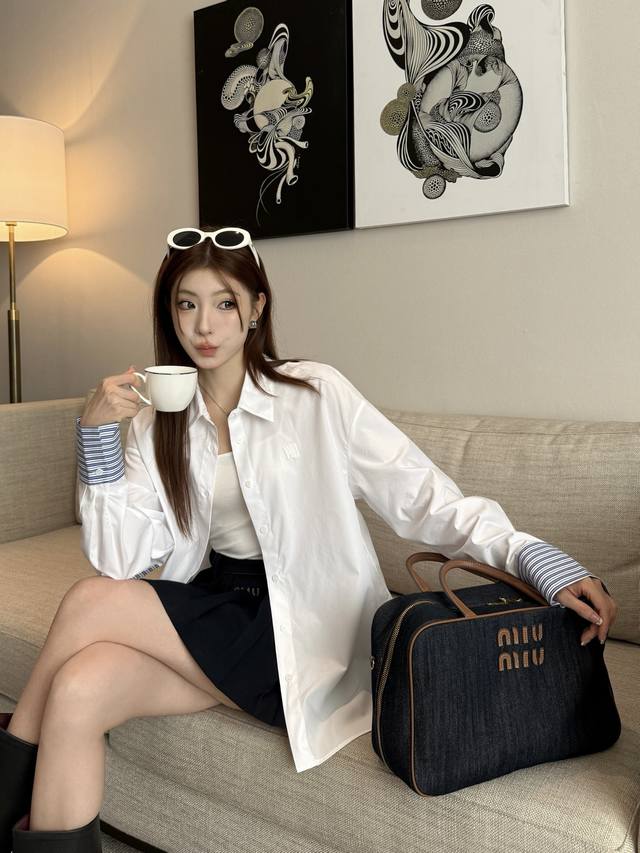 25早秋 腔调感设计～肘部补丁设计衬衫 袖口也是蓝色条纹拼接 很有设计感 清新减龄 一整个时髦Look 胸前刺绣徽标点缀细节 廓形感剪裁恰到好处的藏肉 属于百搭