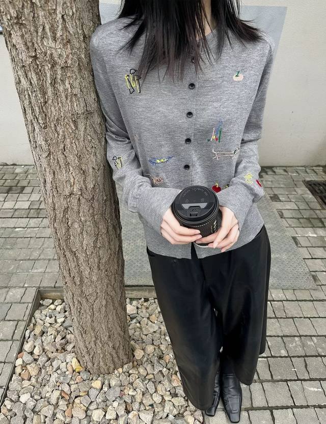 超细羊毛圆领卡通刺绣长袖针织开衫，圆领设计灵动勒出颈部优美的线条，既俏皮灵动 又能展现出轻熟的优雅知性 两色