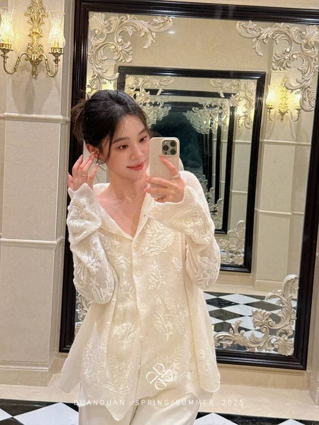 白茶慕斯 糯糯的法式重工繁复线绣羊毛连帽开衫，慵懒温柔重工花式绣花开衫 毛衣两穿 舒适度極高不软不塌 两色