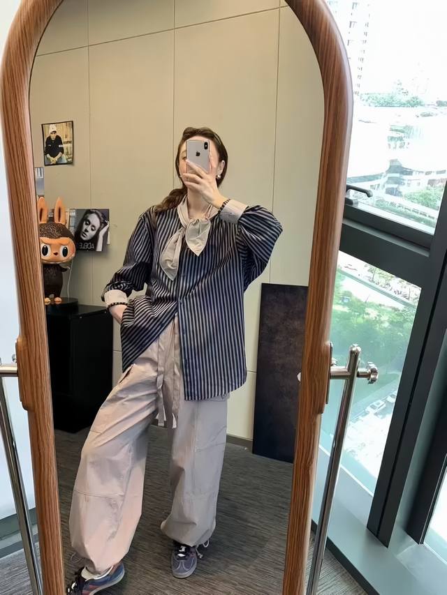 洋气系带领小众拼色条纹衬衫 版型宽松遮肉，上身显背薄宽宽松松的，很有高级质气质感 单穿或是做外套都可以，很帅气又气质的一款条纹衬衣~Smlxl