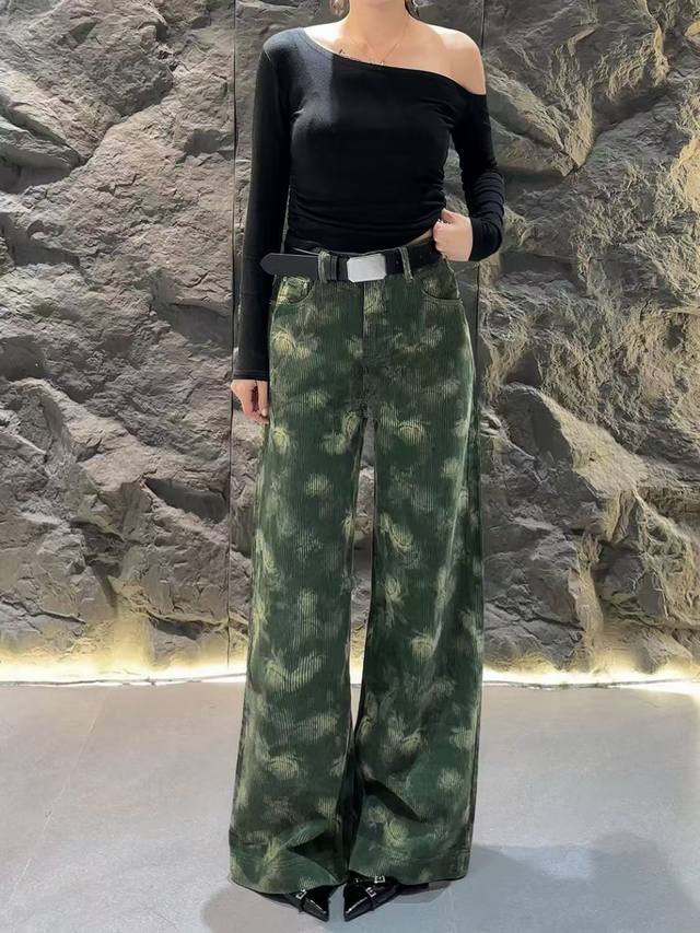 重磅主推！印花灯芯绒直筒裤来啦 灯芯绒质感超棒，印花独特又吸睛，直筒版型巨显腿长，还能轻松遮肉。多种颜色可选，适配不同风格穿搭，不管是休闲风还是轻熟风，都能完美