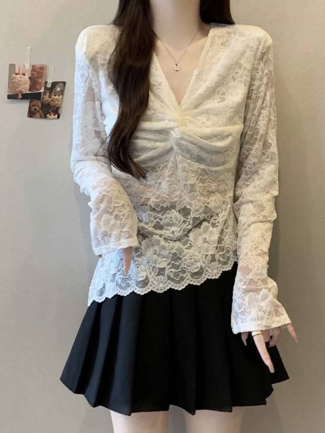 纯欲风扭结蕾丝小衫，柔美蕾丝材质精致细腻轻奢质感，扭结设计别出心裁，瞬间让造型充满独特性。不规则下摆灵动随性，微喇开叉袖复古显优雅，多种色调适配多元风格。营造出