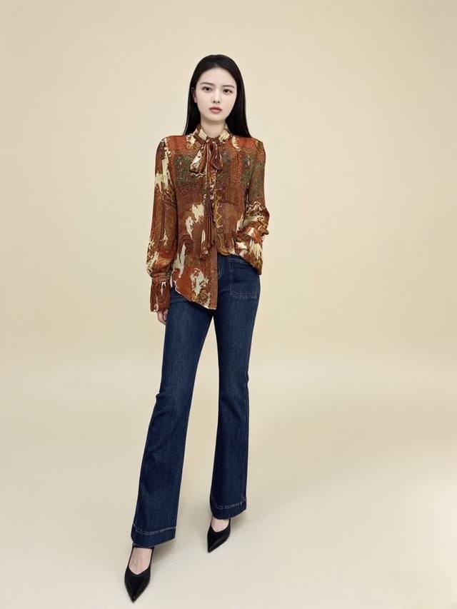 上衣 裤子 2025Aw 秋季美拉德色系复古印花衬衫自带艺术感，搭配经典蓝色微喇牛仔裤，随性又不失精致，轻松营造出慵懒又有格调的日常穿搭氛围 上衣S胸围100衣