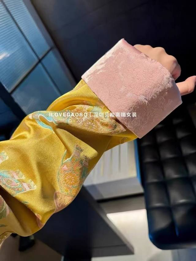 上新款 小象重工提花手工钉珠袖口撞色洋气轻奢显瘦外套 面料:织绵 颜色:黄色.杏白色 尺码:S-Xxl