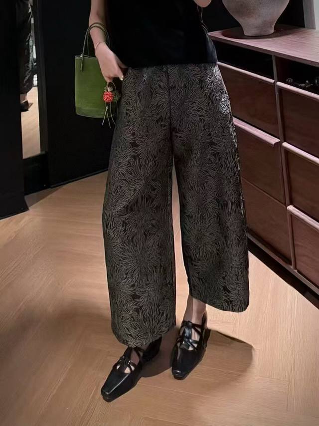 爆款上新翻单出货 早秋时尚松紧腰花苞九分裤、两侧有口袋、紧致提花面料高级感拉满 尺码：S-Xl