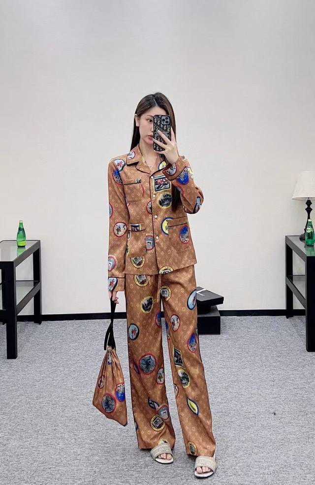 驴家 活性满印包包睡衣套装 定制Yb进口斜纹稠材质 亲肤舒适 不易抽丝 四叶草字母印花图案徽标元素徽章 松弛而时髦 带有满满名媛老钱感 长袖衬衫显瘦百搭 搭配同