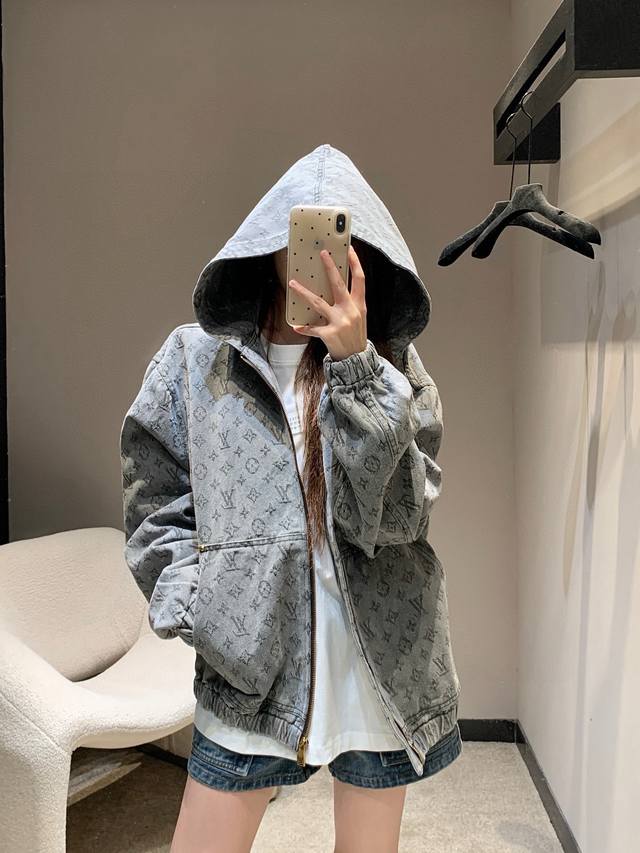 Lv 老花提花牛仔连帽外套丨独家高版出品！采用牛仔布缝制，满印Monogram提花图案，缔造夺目出众的造型。 男女同款 强烈推荐单品。做工品质看细节。现货发售S