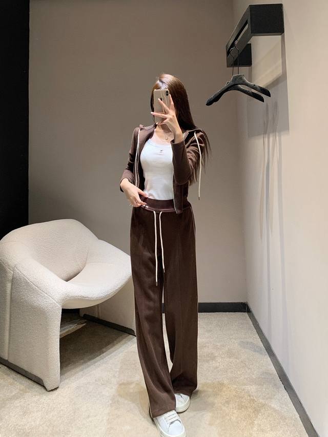 Miumi* 微标刺绣拉链连帽外套阔腿裤套装 上衣是连帽拉链款，搭配同色系阔腿裤，垂坠感绝了 咖色 宝蓝色 码数：Sml
