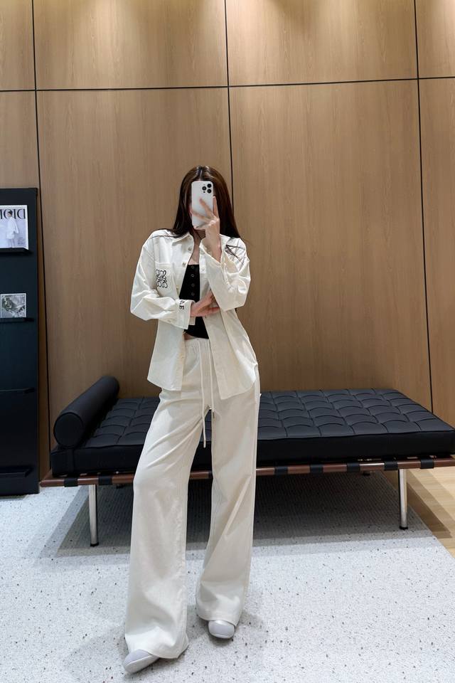 Loe* 翻领长袖衬衫 搭配松紧腰阔腿裤套装 刺绣Logo口袋点缀 白色 蓝色 码数：Sml