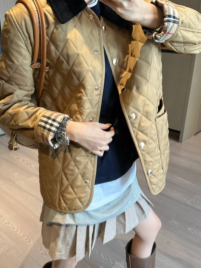 Sml *秋冬新品菱形绗缝绗缝谷仓夹克棉服外套 搭配灯芯绒衣领。质地轻盈，呈现常规版型，搭配格纹内衬 灯芯绒衣领 衣袖饰有立体徽标硅胶饰牌 按扣式侧开衩 最高版