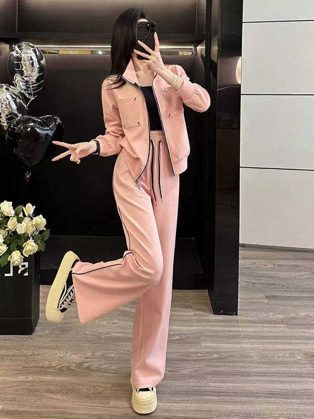 码数：S-M-L-Xl-Xxl 颜色：粉色 面料：棉 上身感觉贴合身材比例线，拉链的设计时髦有型 不会显肩宽，特别的能遮肉显瘦，慵懒随性有创意 在休闲的运动套装