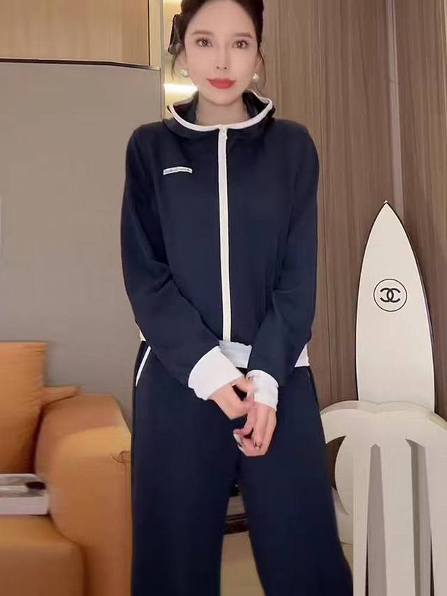 码数：S-M-L-Xl-Xxl 颜色：深蓝色 面料：棉 描述： 连帽衫套装整体感觉即使是小个子仙女也还是能Hold住 门襟拉链，宽松版型，方便穿脱 实用性很强的