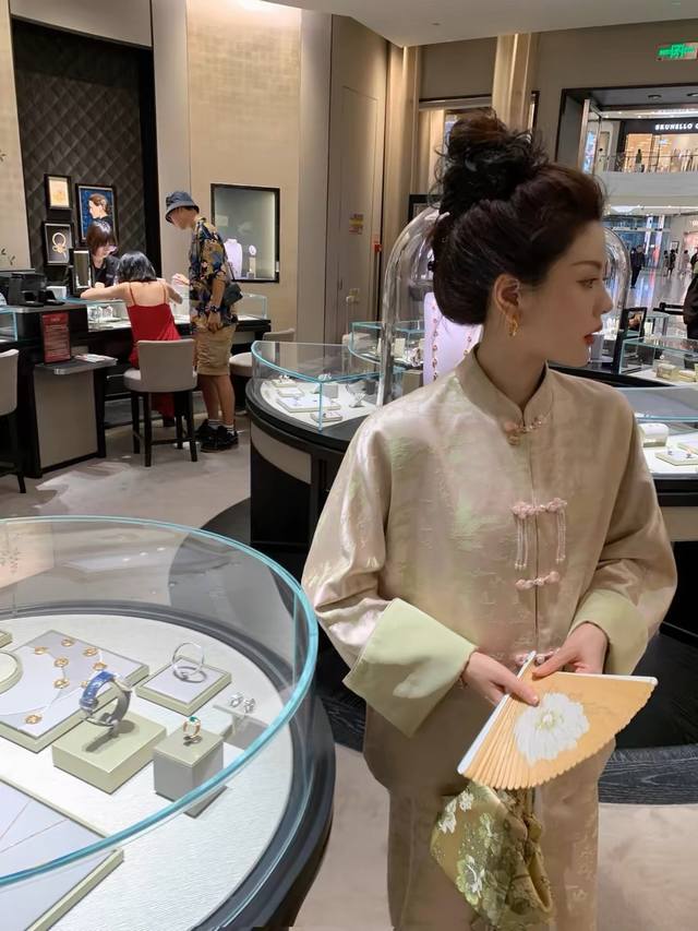 超美高定款 出大量大货晚暮川 新中式高级感复古国风禅意两件套套裙 面料有着珍珠般莹润的光泽感 质感一级赞 凹凸有致的提花色彩丰富 不显单调 花型立体感较强 档次