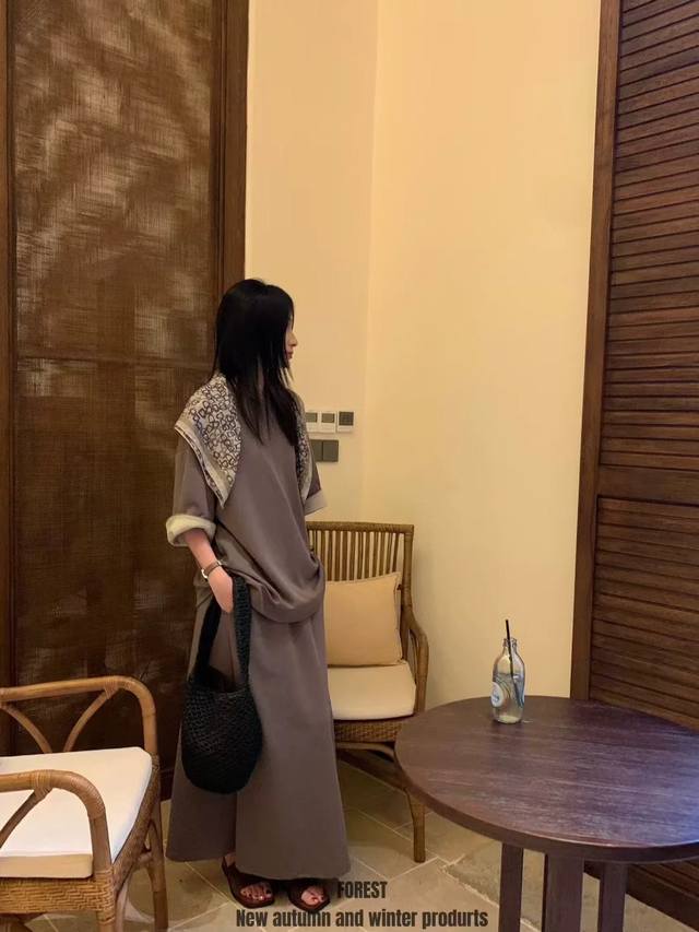 时尚洋气印花披肩休闲半裙套装 经典直筒阔廓形，任何身型都能驾驭，对腿部有很好的修饰效果遮肉显瘦，结合流畅垂顺的线条感，显腿笔直又高挑 Smlxl