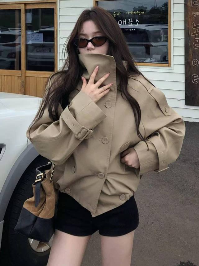 英伦风设计感立领短款风衣外套，经典双排扣+立领+短款版型 简直不要太爱穿出帅气利落的感觉，很有酷飒时髦的博主感，很有秋日氛围的卡其色 不挑人的好穿程度 Smlx