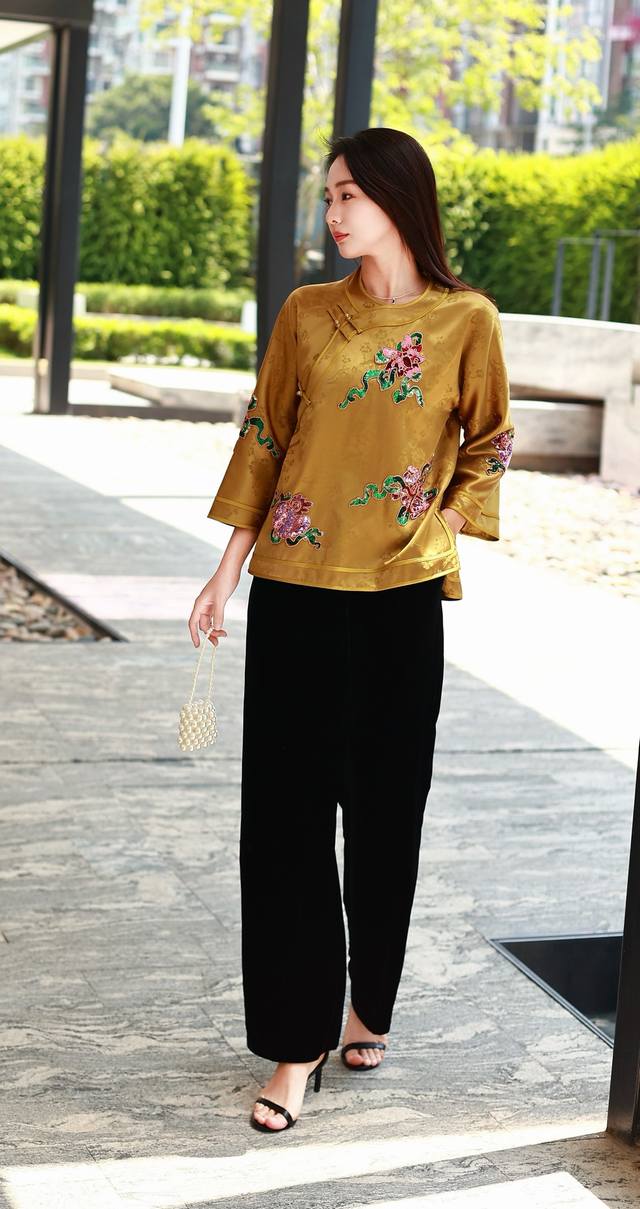 上新啦新款上新时尚新中式重磅醋酸提花五彩定珠牡丹碧玺刺绣圆领清宫老佛爷外套 材质 三醋酸 里料 提花 尺寸 S-Xxl 颜色 琉璃金，祖母绿