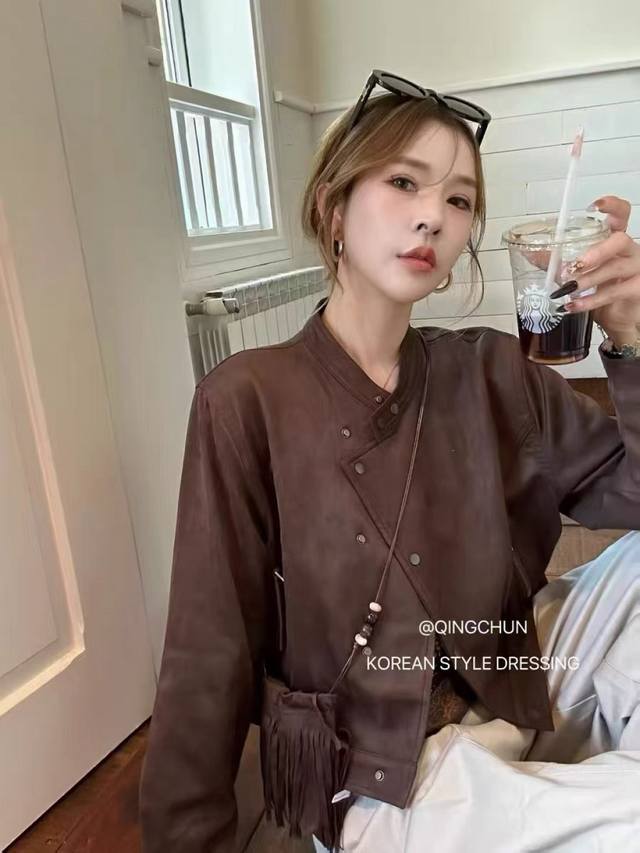重磅鹿皮绒立领外套 斜扣设计独特又别致 配同色系流苏小包，增添随性感与时尚感。无论是搭配裙装打造甜美风格，还是配裤装走酷帅路线 轻松适配多种场合，为穿搭增色不少