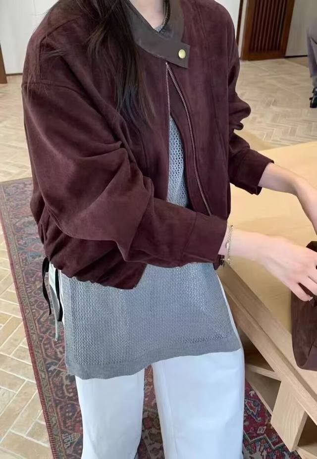 重磅韩系百搭拼皮鹿皮绒外套 质感柔软又有高级感 领口设计独特，搭配金属纽扣，精致感拉满。版型是宽松的短款，对各种身材都很友好，能轻松打造出休闲又时尚的风格Sml