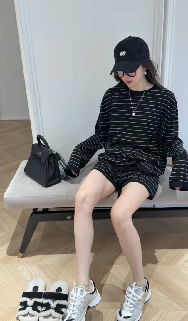 早秋慵懒松弛感穿搭慵懒感拉满的松弛套装，条纹针织衫自带随性氛围，软糯触感贴肤超舒服，宽松剪裁藏肉又显瘦 搭配垂坠感短裤走路带风，把“松弛感”三个字焊在身上～Sm