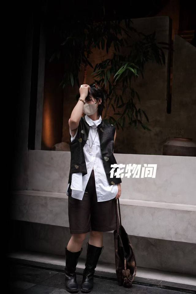 独家爆款出货重磅香云纱刺绣葫芦马甲以手绣的形式，绽放于这件黑色香云纱马甲，简约时髦的中式复古腔调，流露出古色古香的东方韵味，整体以黑色香云纱，采用平绣+凸绣+金
