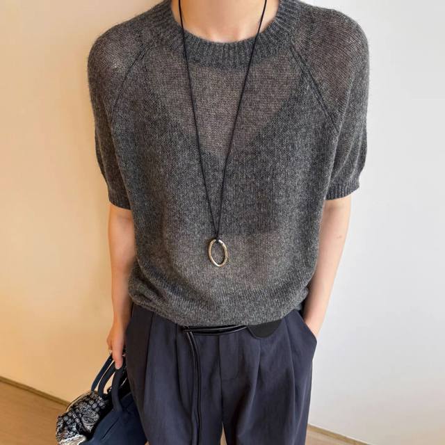 时髦慵懒松弛感羊毛针织衫 宽松H廓形，演绎極致的慵懒松弛纸片人既视感，巧妙包容身形不足摆脱身材焦虑 恰到好处的衣长遮臀胯不压身高，上身透气舒适可随性可慵懒 Sm