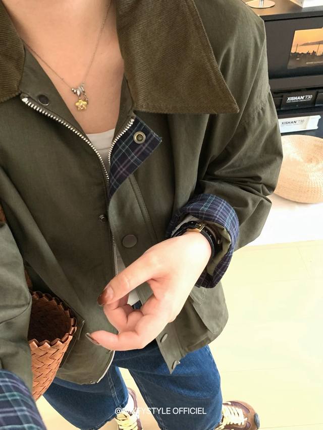 时尚个性格纹拼色夹克工装外套 简约大气的款式 不挑身形 利落流畅没有繁复花招 时尚感十足 层次丰富 不限场合的好穿款 慵懒潇洒中又不失干练利落 Smlxl