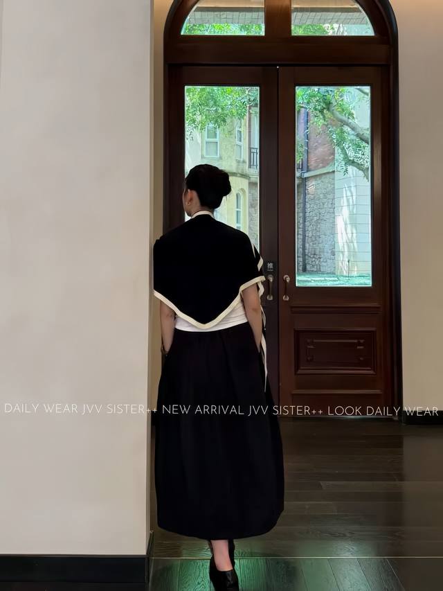 慵懒风百搭拼色羊毛披肩 叠穿神器 多种穿搭方式，多重穿法带来更多搭配可能性，上身纤细苗条不显臃肿，日常行走慵懒随性 流畅自如，好穿不压身 人人都可随性驾驭