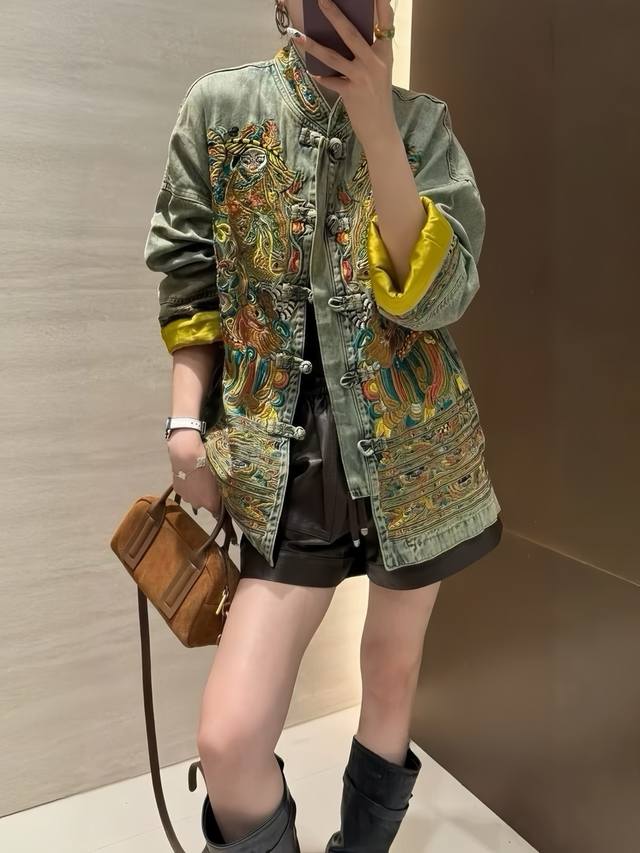 大爆款 重磅刺绣高端欧美洗水牛仔外套 别致小众设计感 气场与气质兼顾 剪裁精至 质感上成 简洁有力掌握飒爽新意造型 百搭通勤 大牌 Smlxl