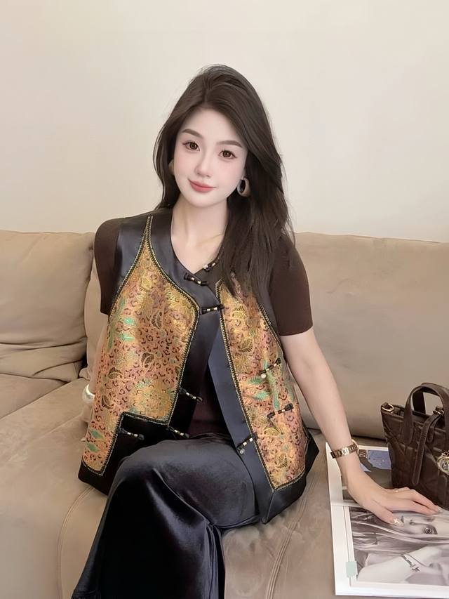 无敌爆款 高级复古中式拼接提花马甲 图案精致 富有艺术感 简约线条勾勒出利落轮廓 低调中尽显独特韵味 传递出优雅高级的气质 Smlxl