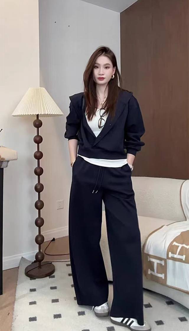 码数：S-M-L-Xl-Xxl 颜色：深蓝色 面料：棉 描述： 邻家姑娘的小清新感觉 连帽卫衣，纽扣V领版型 搭配宽松纯色长裤，视觉上拉长身高比例 时髦气息迎面