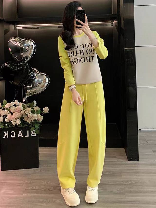 码数：S-M-L-Xl 颜色：黄色 面料：棉 描述： 休闲舒适又简约时尚风，圆领印花卫衣 透气亲肤，小断袖设计别具一格 可户外穿，也可居家穿，穿起来就是显笔直笔