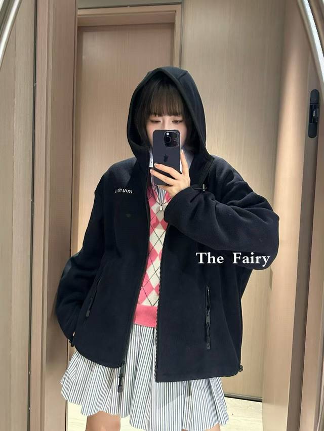 Miu 新品抓绒运动拉链外套 这款动感抓绒运动衫呈现Oversize比例，撞色刺绣标识徽标吸引眼球。 定制尼龙抓绒面料 连体高领口兜帽 男女同款 ：黑色 ：