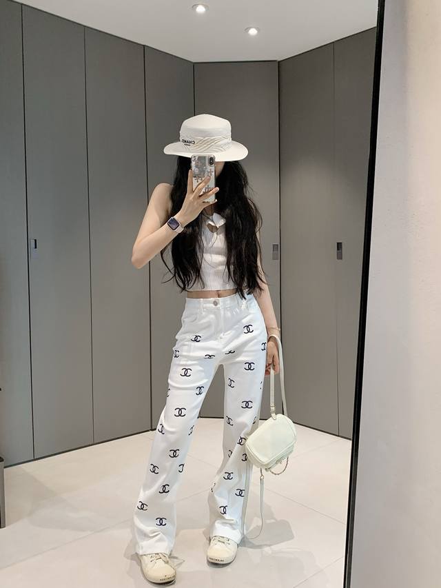 小香风满Logo弹力牛仔长裤 质感细腻软糯 经典减龄单品！设计时髦版型不挑人上身巨显瘦！白富美必收的完美单品。质感超赞完美做工品质 高品质 尺码Sml