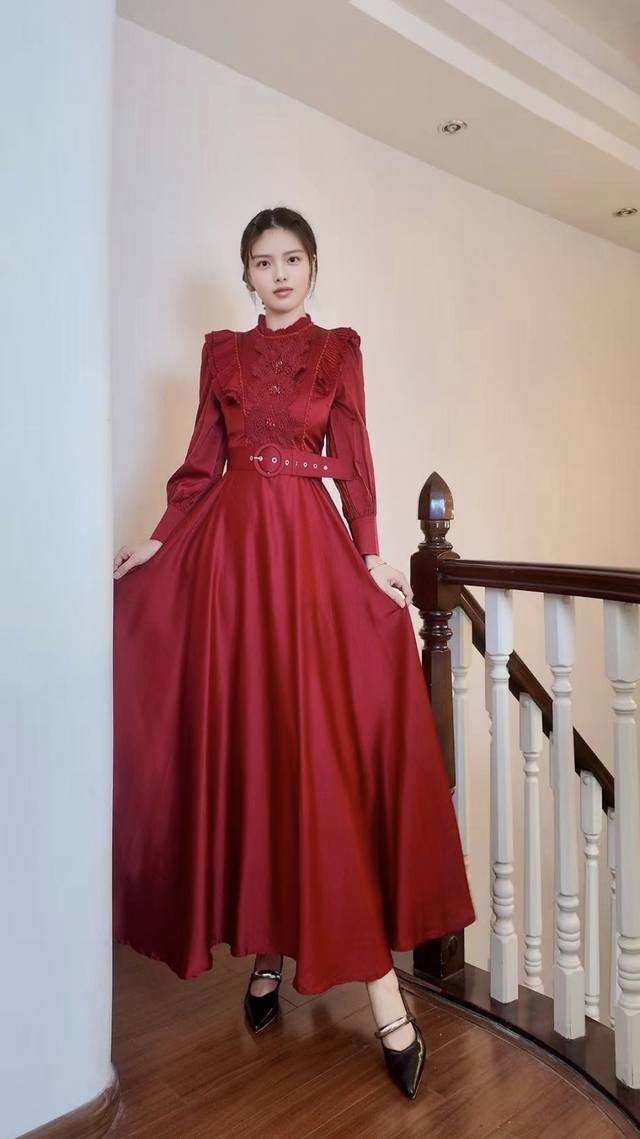 2025Aw 复古优雅礼服连衣裙 颜色：酒红 黑色 尺码：M L Xl Xxl M码肩宽37袖长58胸围92腰围76衣长143 当复古情怀邂逅现代优雅，这款酒红