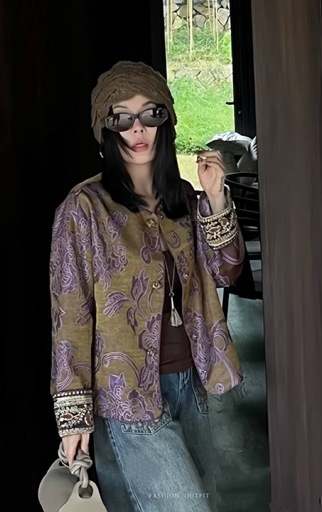 爆款来袭 高级重工复古提花外套 古朴底色之上，晕染着灵动的紫色花卉图案，栩栩如生。袖口处繁复精美的镶边装饰，搭配别致的纽扣，于细节处彰显奢华，散发着独特的复古高